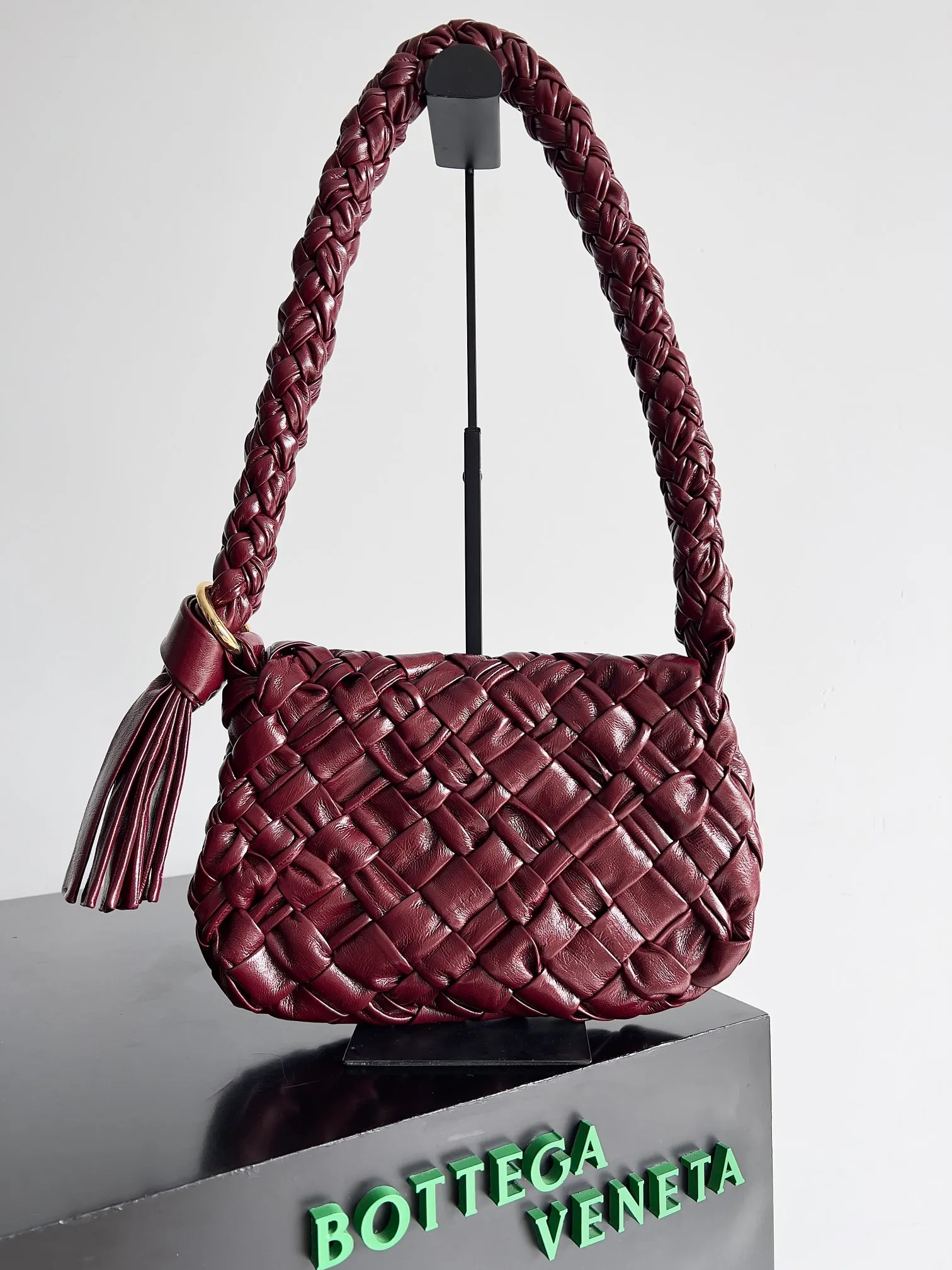 Batch 3420 BOTTEGA VENETA 24 new Kalimero Citta underarm bag This knotted bag is finally available! ! ! Many BV fans have been waiting for this bag for a long time. The pleats fully reflect the lazy retro style. Clothes in spring are often casual and simple. Its appearance embellishes the entire outfit. It is different from other armpit bags. It has a knotted design and a tassel-like ribbon. It is novel and elegant. It is a very feminine bag. Model number: 785797 Size: 25*18*5.5cm